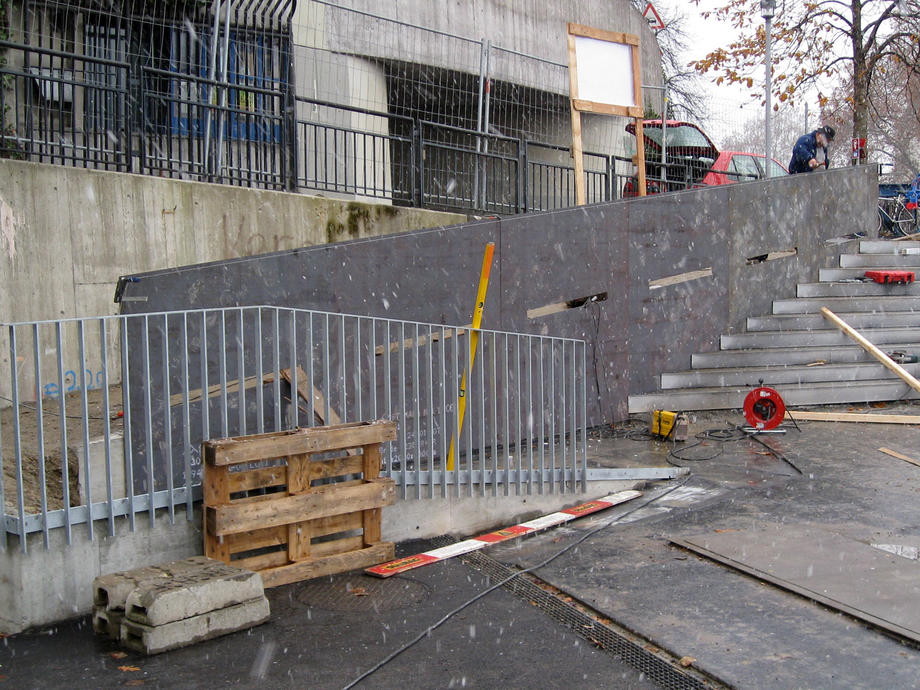 die rohen Stahlplatten werden versetzt