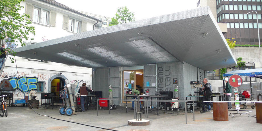 Metallarbeiten unter der auskragenden Architektur von phalt Architekten
