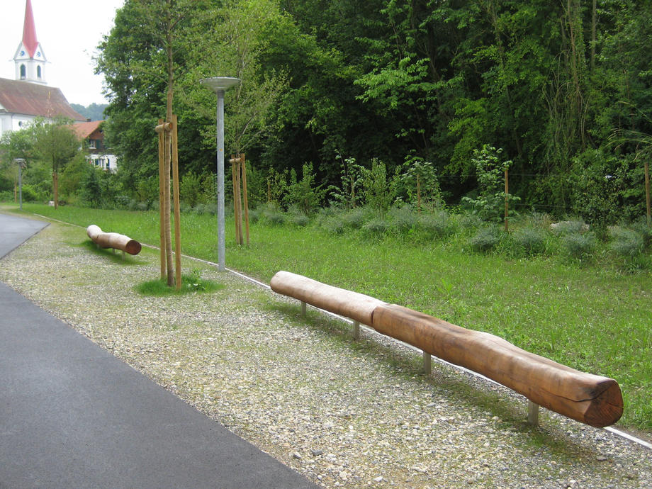 weg- und bachbegleitende Sitz- und Balancierstämme