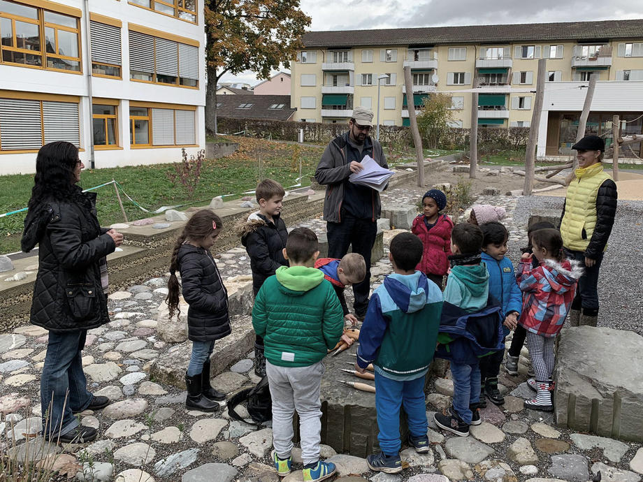 die Kinder sind bereit zum setzen der Blumenzwiebeln