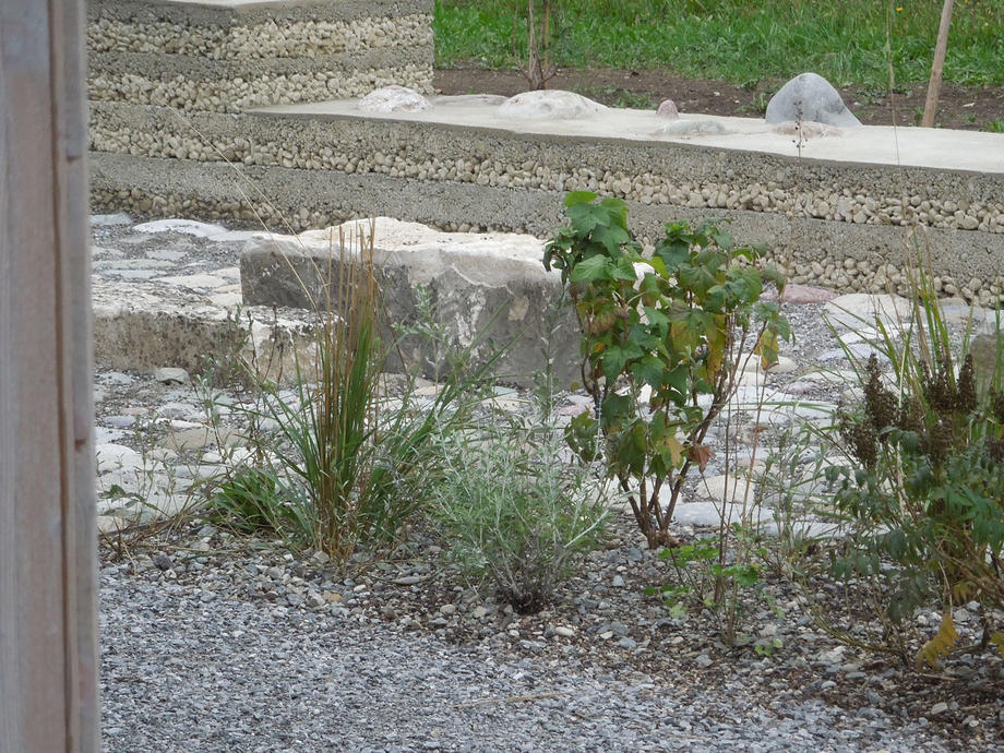 Ansicht der ausgeschalten Mauer im Hintergrund